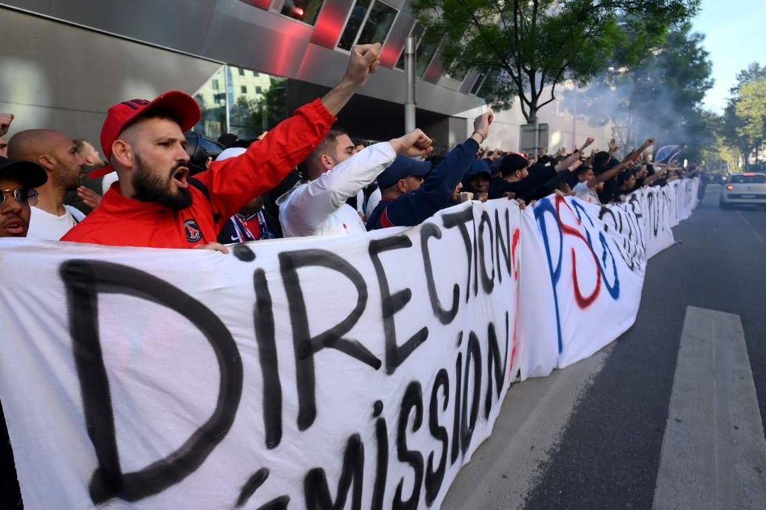Aficionados del PSG piden salida de Messi