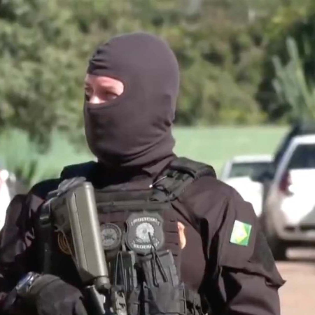 Policía de Brasil catea la casa del expresidente Jair Bolsonaro, durante una investigación. Foto: Twitter @nmasmedia
