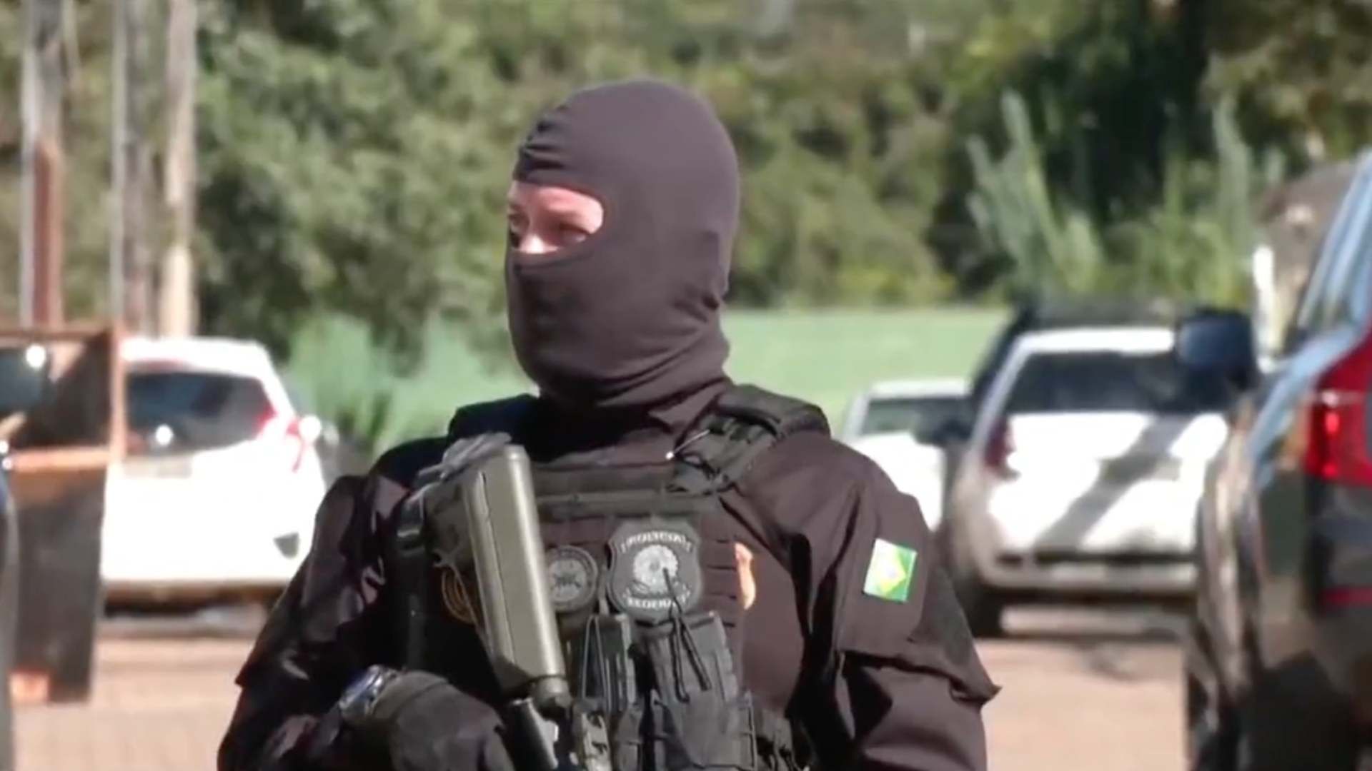 Policía de Brasil catea la casa del expresidente Jair Bolsonaro, durante una investigación. Foto: Twitter @nmasmedia