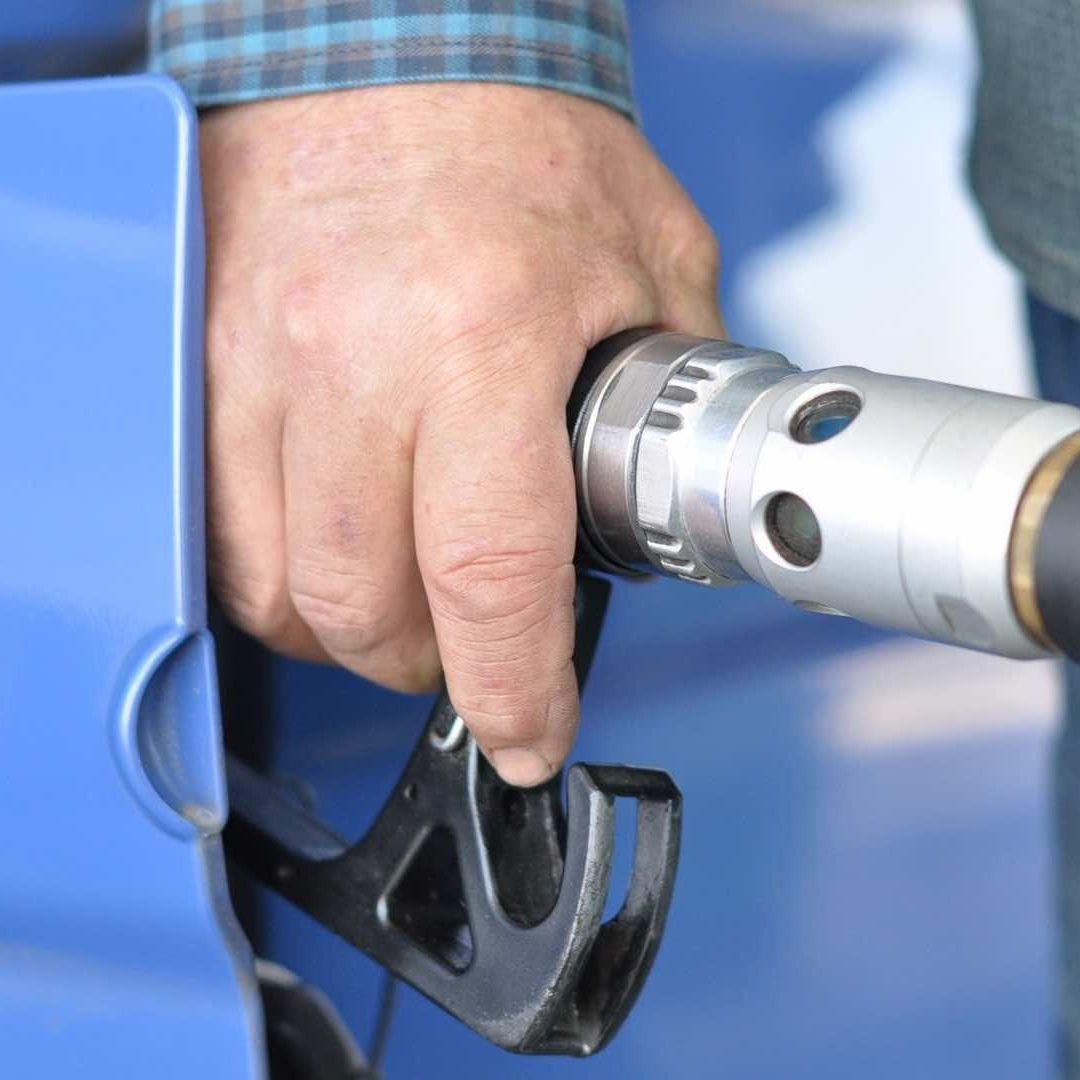 El precio promedio de la gasolinas varía de la entidad y las gasolineras