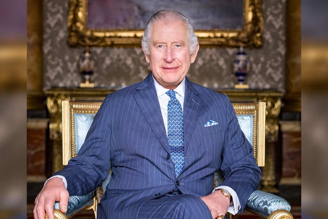 El rey Carlos III sentado