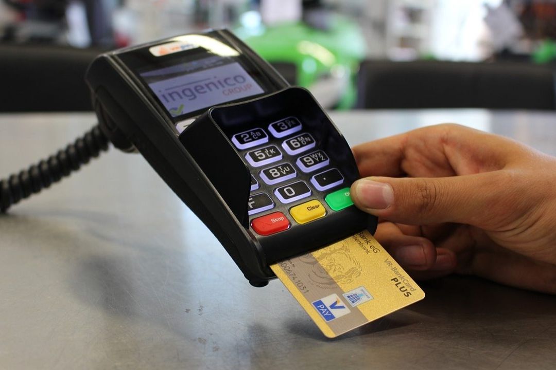 La Profeco indica que los comercios que cobran comisión por pagar con tarjeta deben pagar una multa