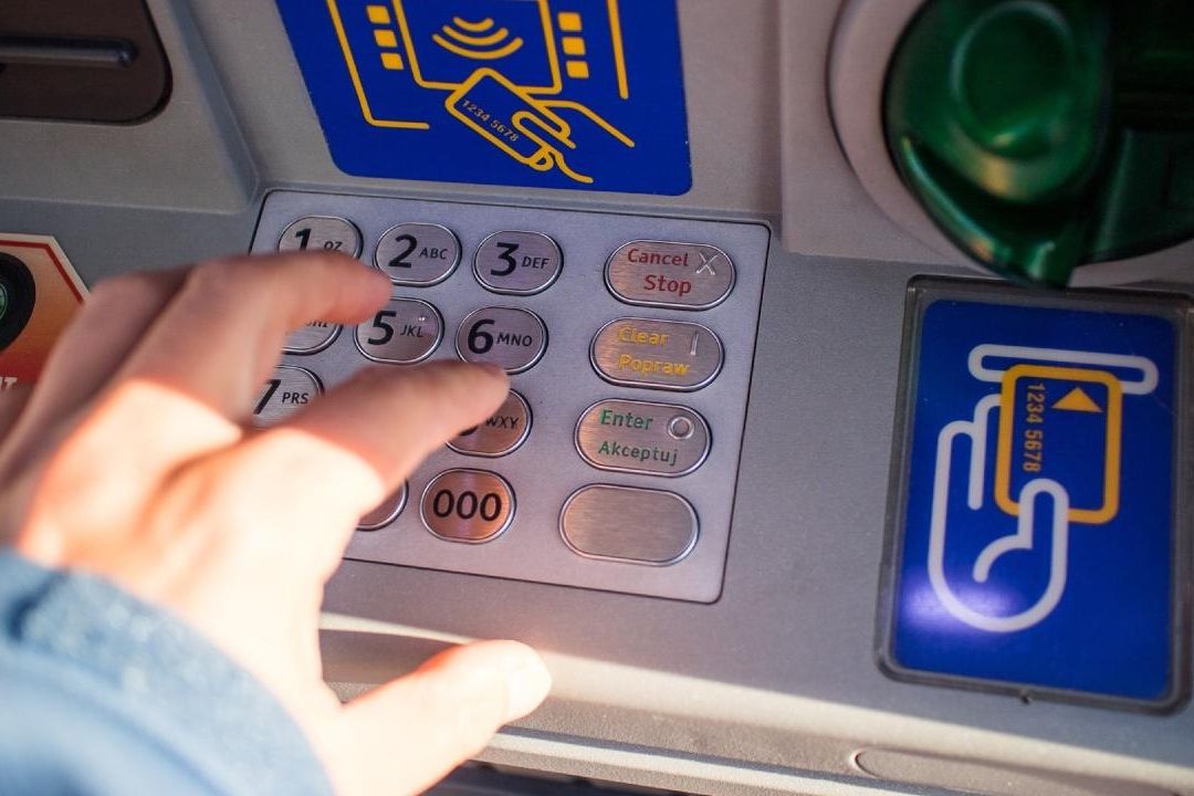 Jubilado olvida su tarjeta en cajero y le roban 29 mil pesos