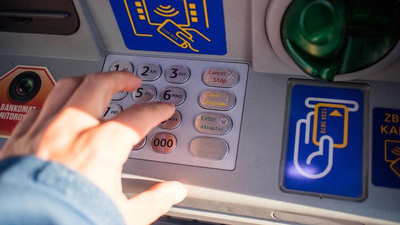 Jubilado olvida su tarjeta en cajero y le roban 29 mil pesos