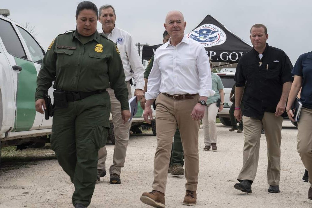 Mayorkas Revela Situación en Frontera con México: “Desafiante y Difícil”