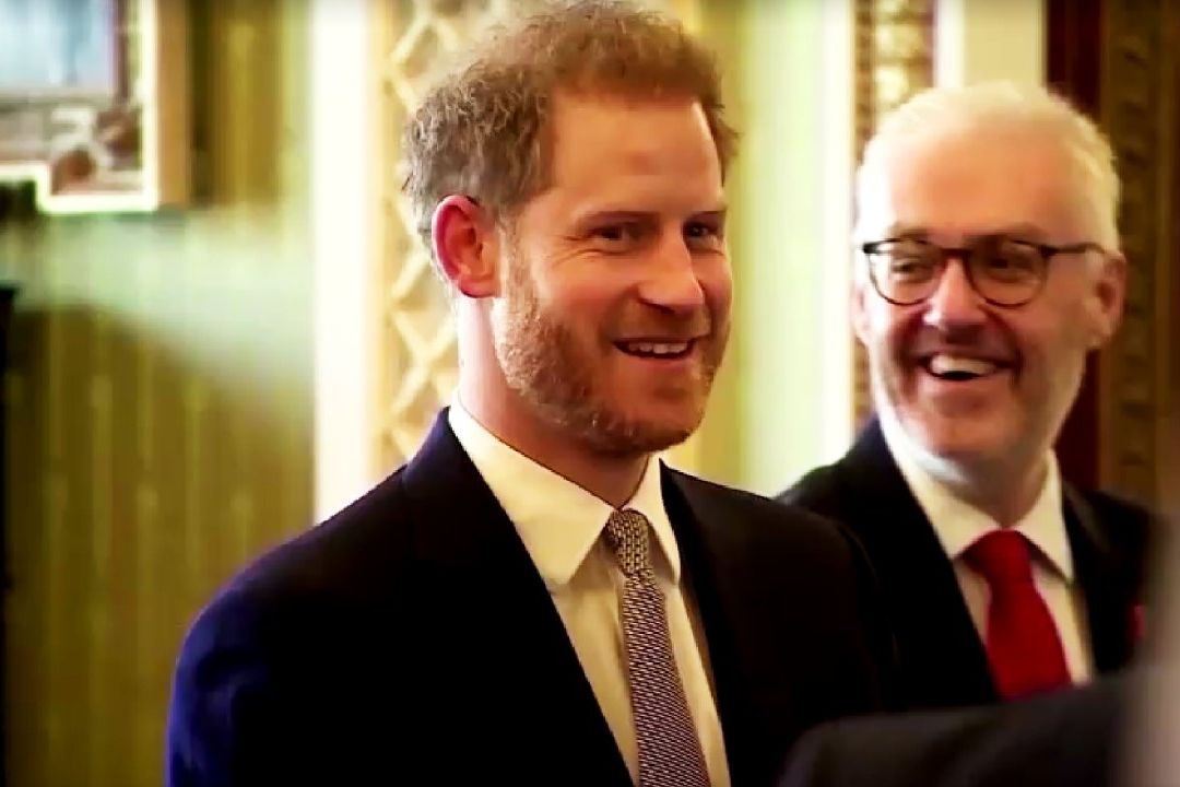 Harry de Sussex y Andrés de York en la Coronación de Carlos III