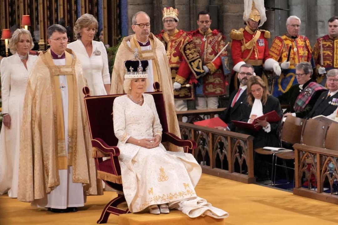 Reina Camila rinde homenaje a Isabel II con bordado de corgis