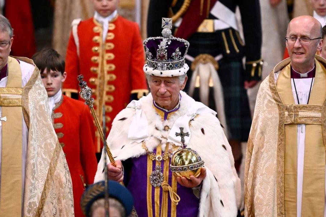 El rey Carlos III tras coronación en la Abadía de Westminster