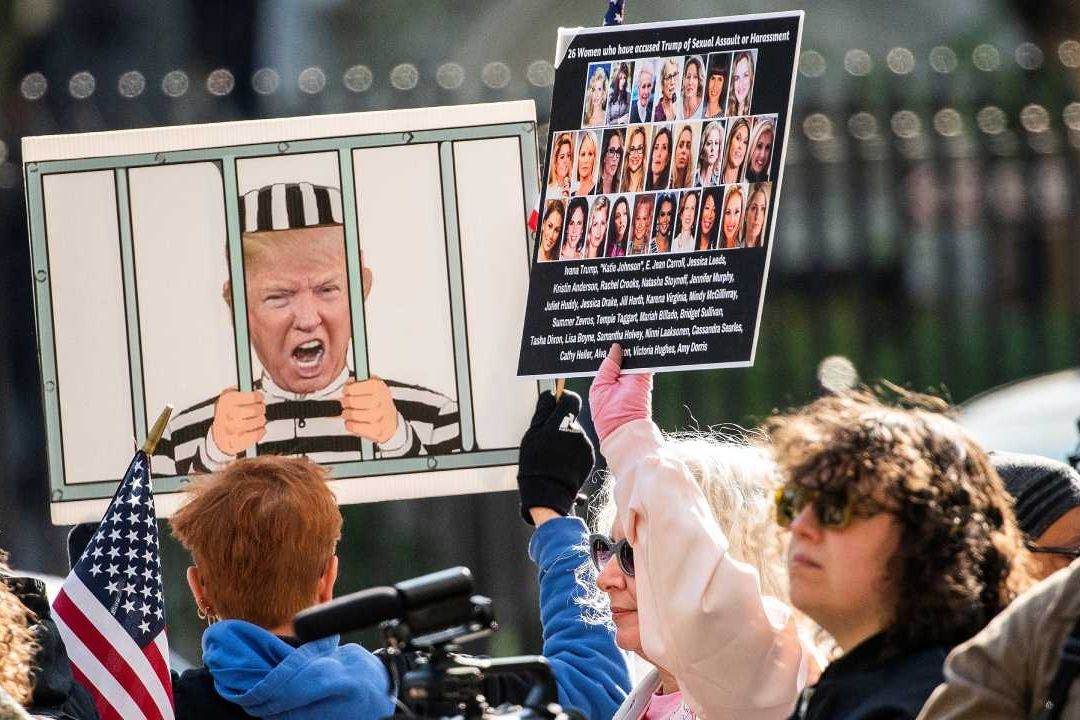 Trump Rechaza Testificar en Juicio Acusado de Violación