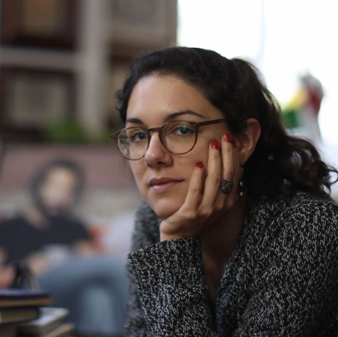 La escritora Isabel Zapata durante sesión fotográfica