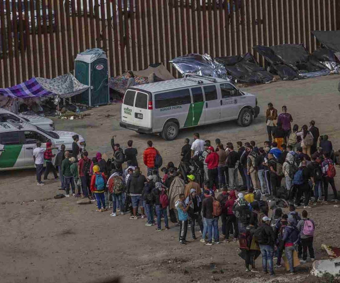 EUA pondrá grillete electrónico a familias migrantes detenidas en la frontera