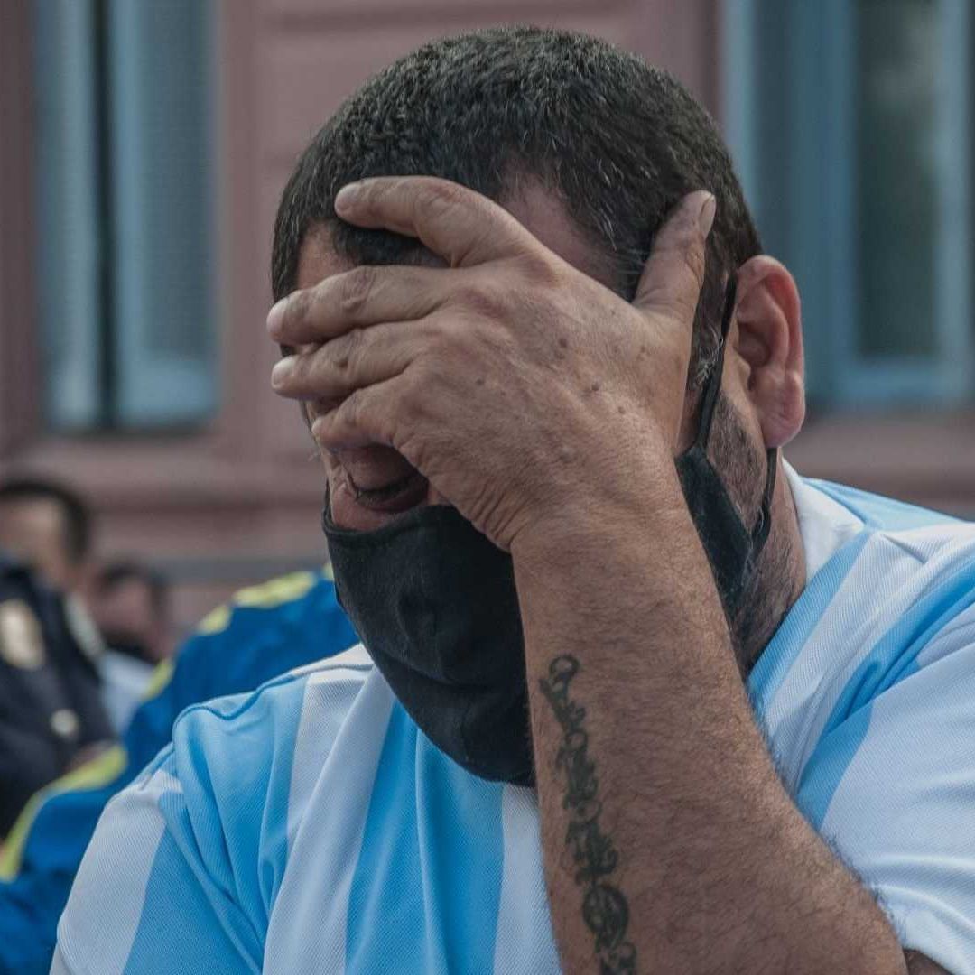 Una persona con la playera de Argentina en lamento por su situación