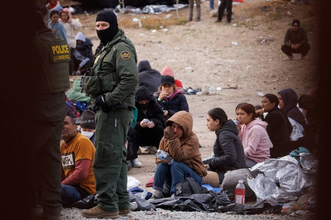 Activistas Demandan a Biden por Restringir Asilo a Migrantes