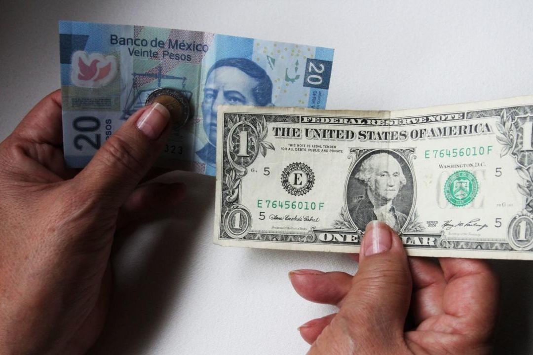 El peso ganó terreno este lunes frente al dólar