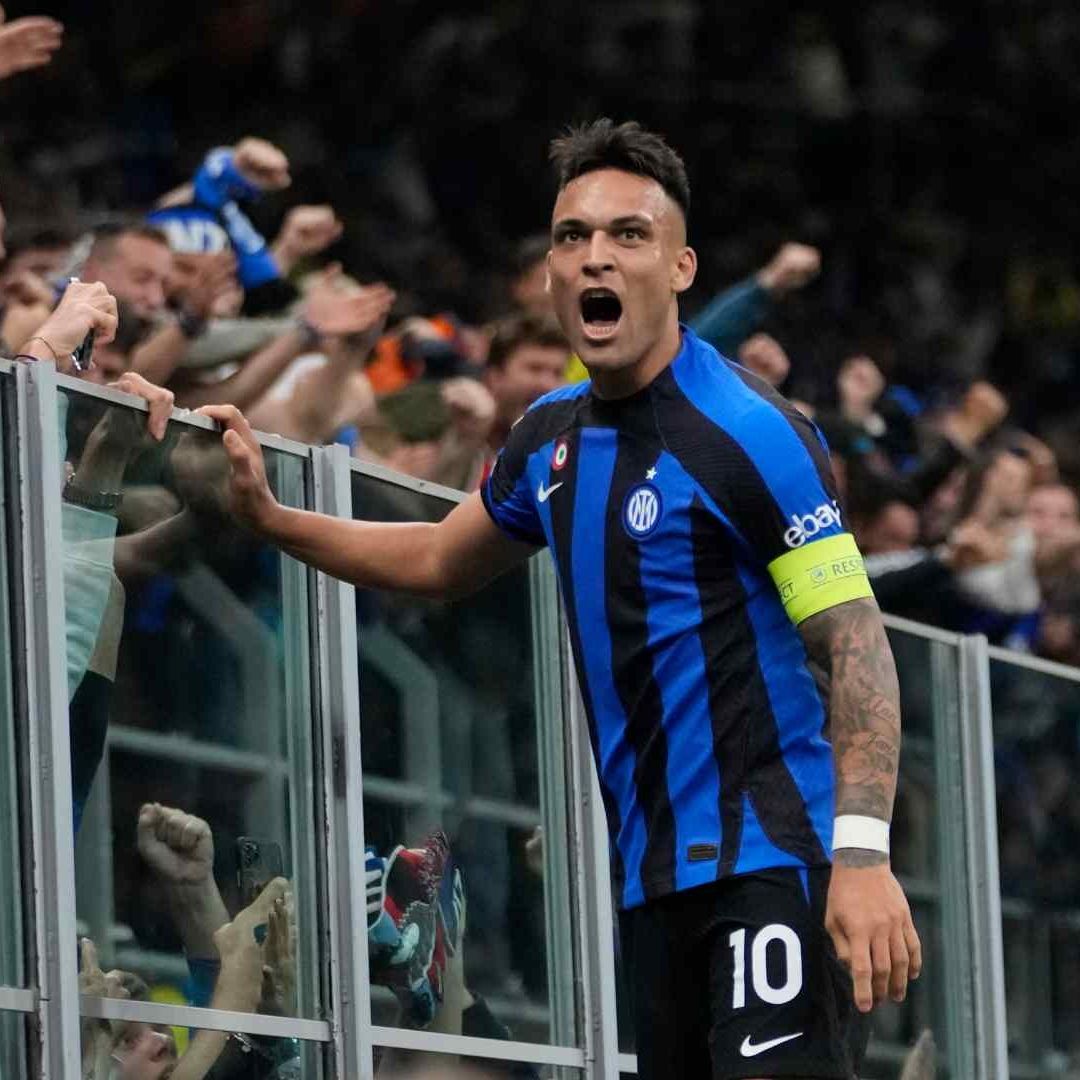 Lautaro Martínez celebra su anotación frente al graderío del estadio San Siro