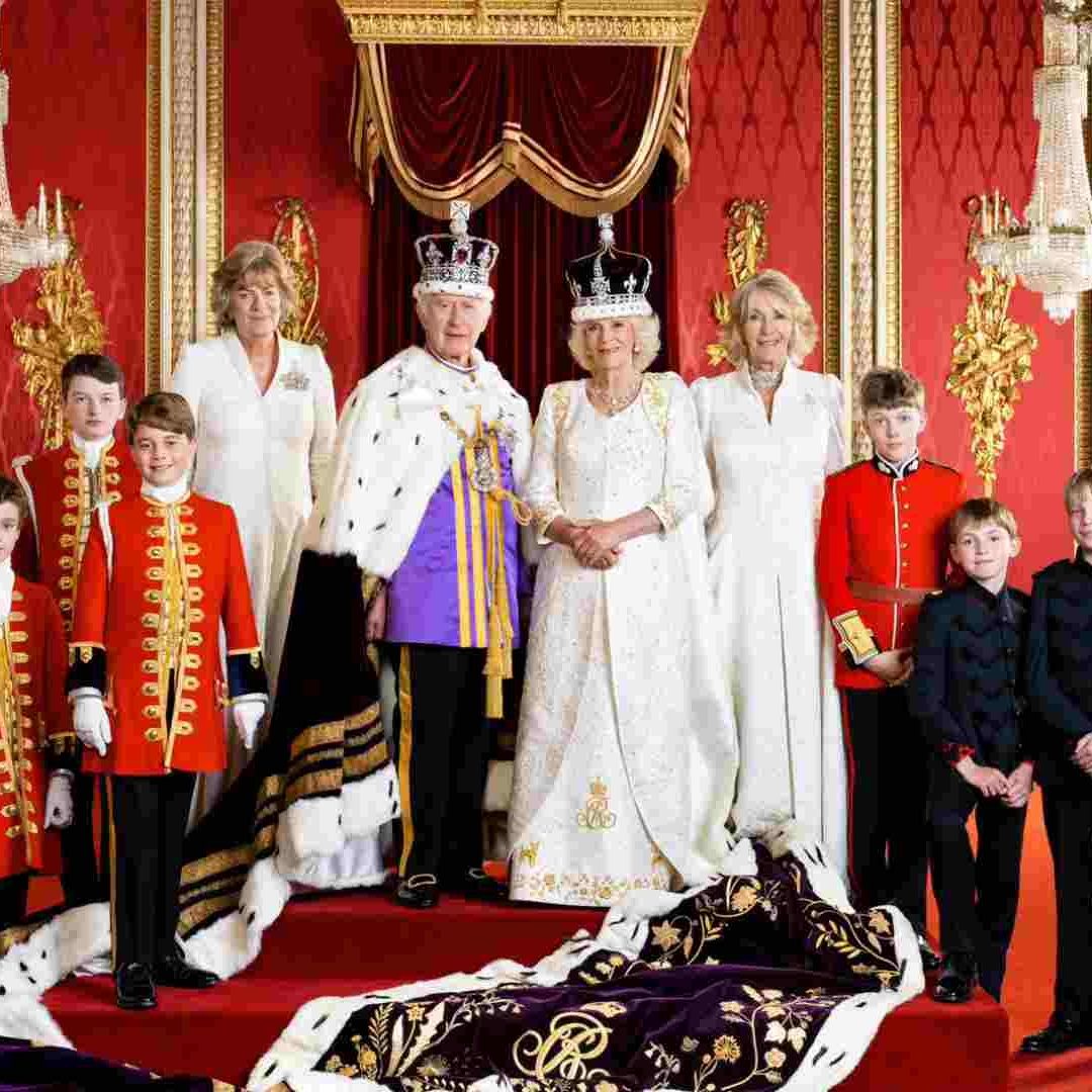El Rey Carlos III se toma una fotografía oficial junto a sus familiares cercanos