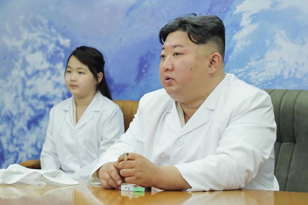 Kim Jong-Un Supervisa Satélite Espía, para Equiparlo en Cohete