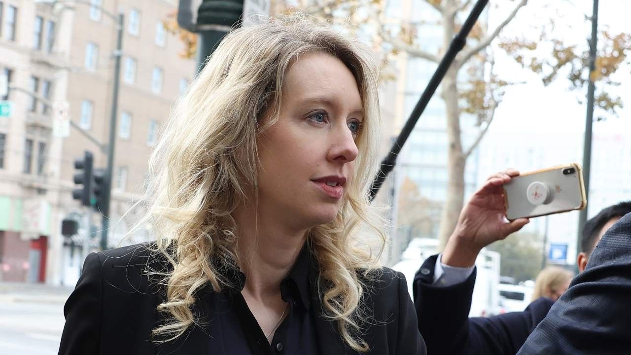 Elizabeth Holmes, fundadora de Theranos, deberá cumplir su condena en prisión luego que un juez negara su última petición de permanecer en libertad