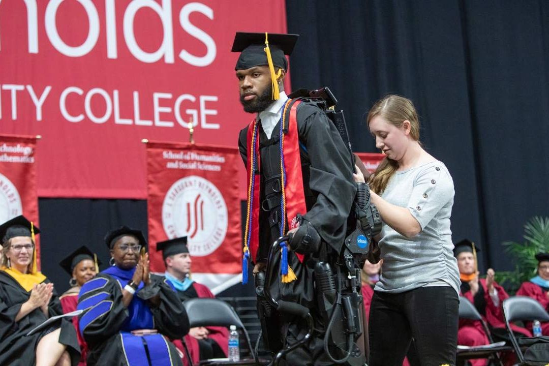 Estados Unidos: Alumno Paralizado Logra Caminar para Graduación en Virginia