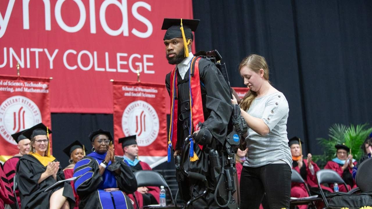 Estados Unidos: Alumno Paralizado Logra Caminar para Graduación en Virginia