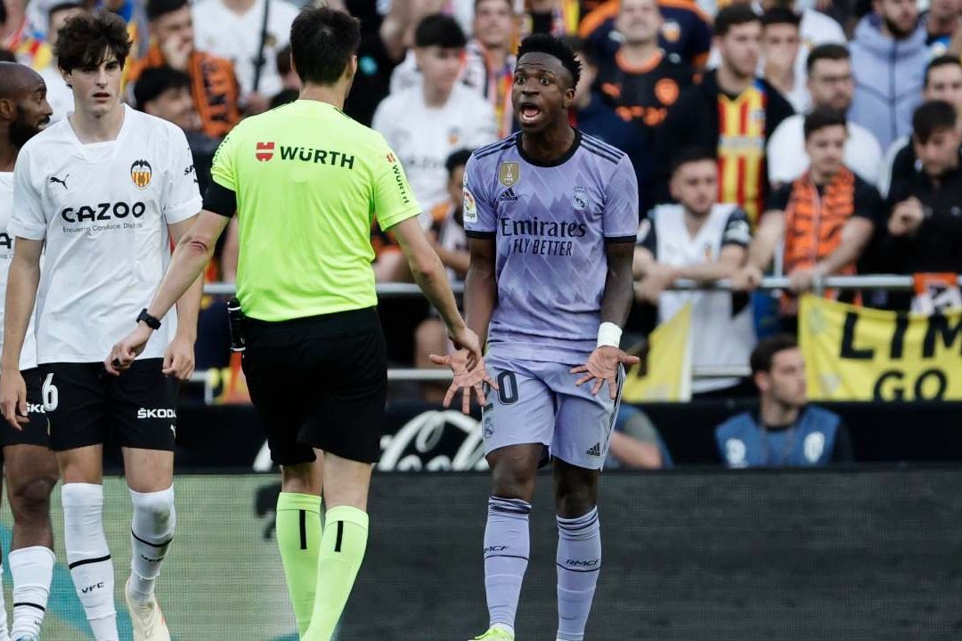 Detienen a 3 aficionados por insultos racistas a Vinícius