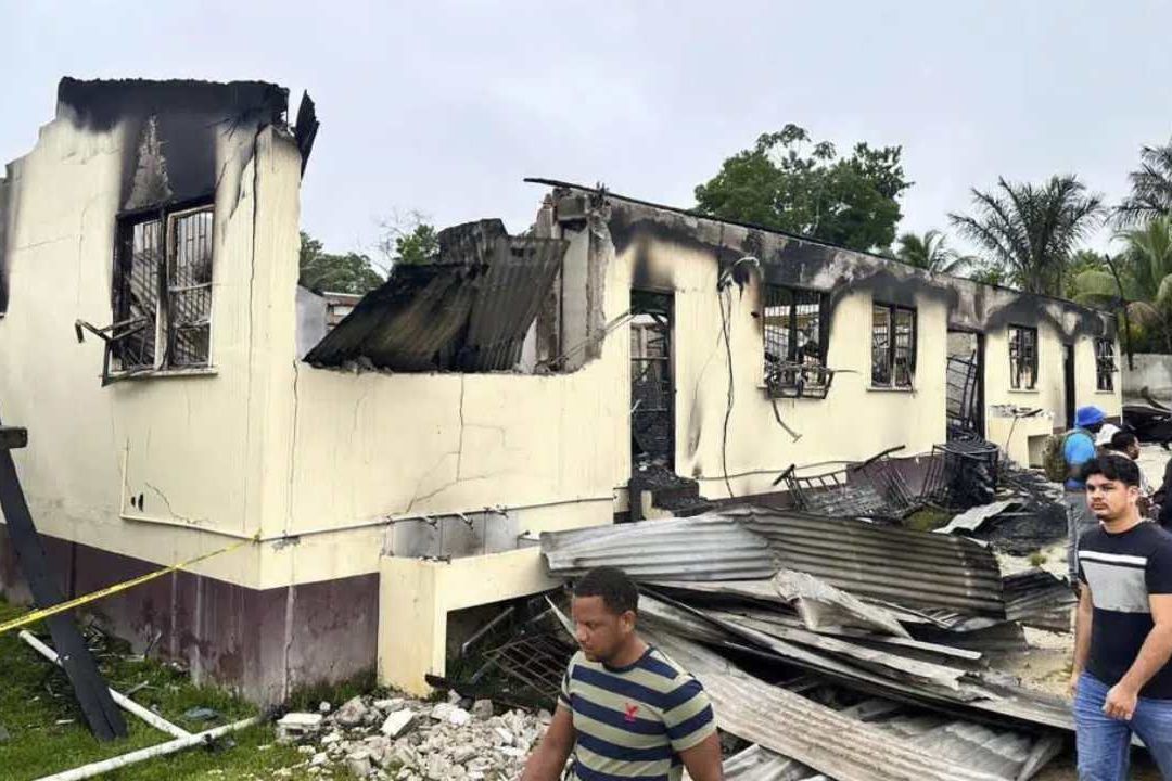 Dormitorio de una escuela secundaria en Mahdia, Guyana, tras un incendio nocturno