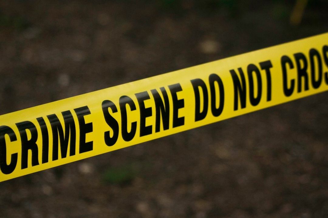 Buscan a Hombre que Mató a Mujer Frente a sus 6 Hijos