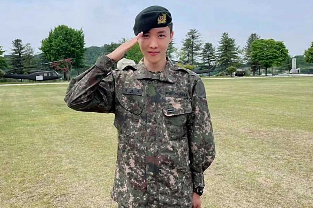 La estrella de BTS, J-Hope, informó que culminó de manera exitosa su primer entrenamiento básico en el servicio militar obligatorio
