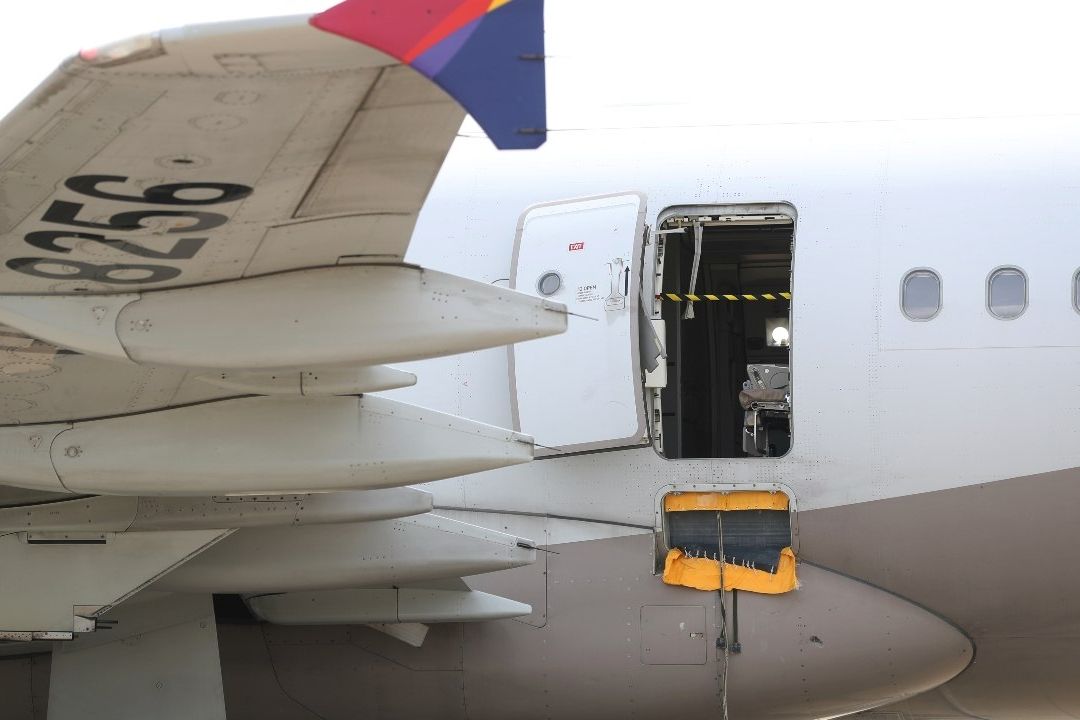Video: Pasajero Abre Puerta de Avión en Pleno Vuelo; 12 Personas Resultan Heridas