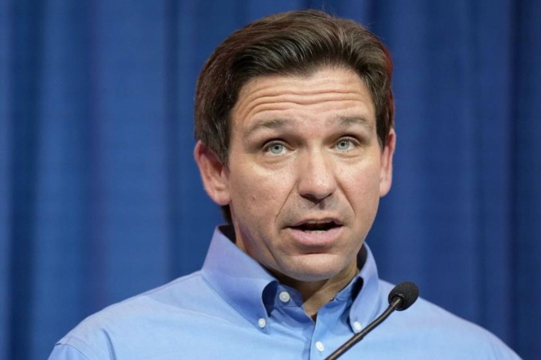 El gobernador de Florida, Ron DeSantis, habla durante un evento