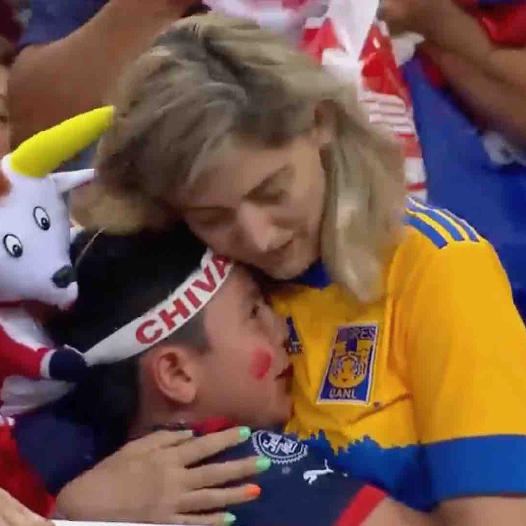 Madre aficionada de Tigres consuela a su hijo chiva