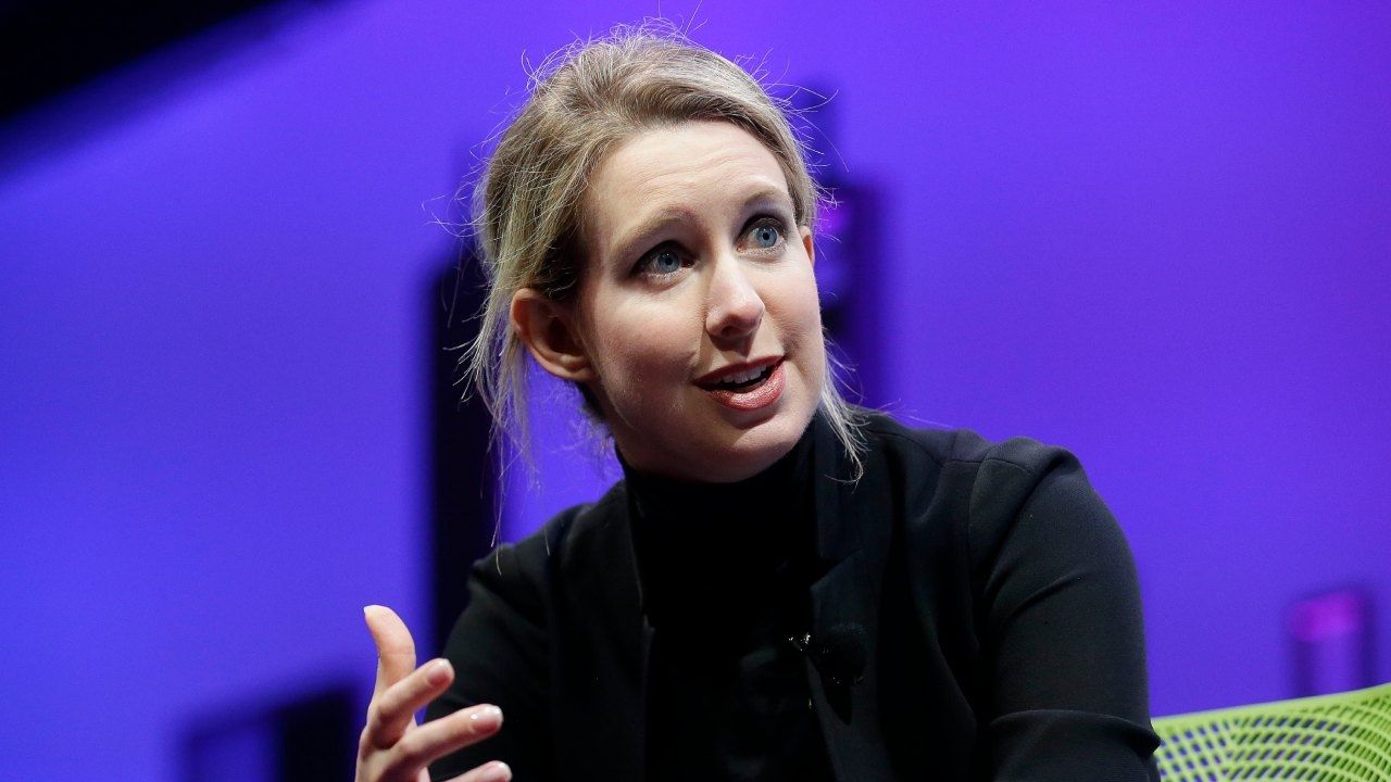 Elizabeth Holmes, Fundadora de Theranos, Ingresa a la Cárcel por Estafa