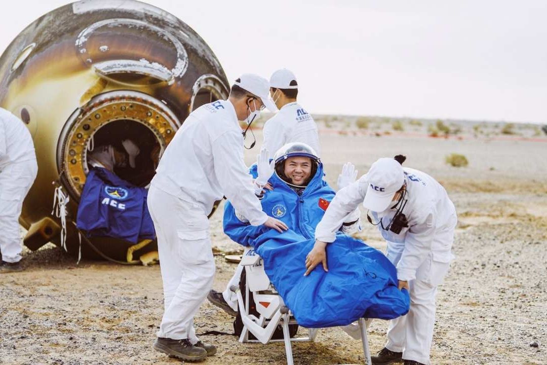 Tres Astronautas Chinos Regresan a la Tierra