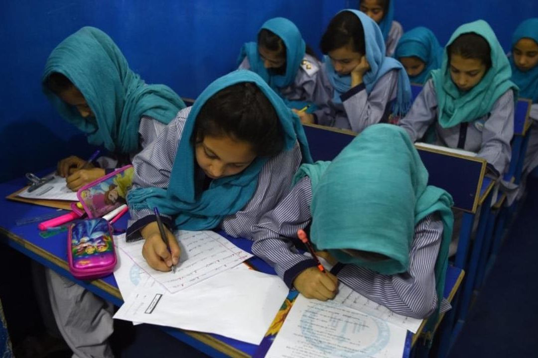 Esta agresión tiene lugar en un momento en el que la educación secundaria y universitaria femenina está vetada en Afganistán