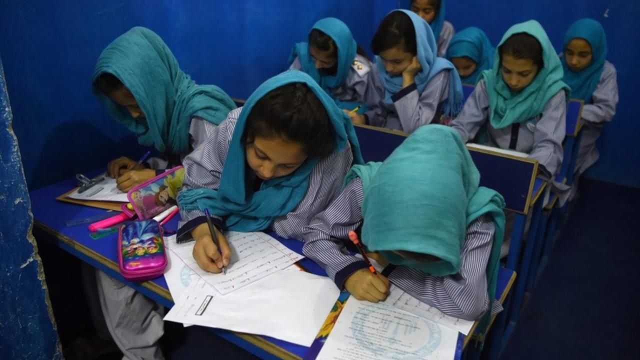 Esta agresión tiene lugar en un momento en el que la educación secundaria y universitaria femenina está vetada en Afganistán