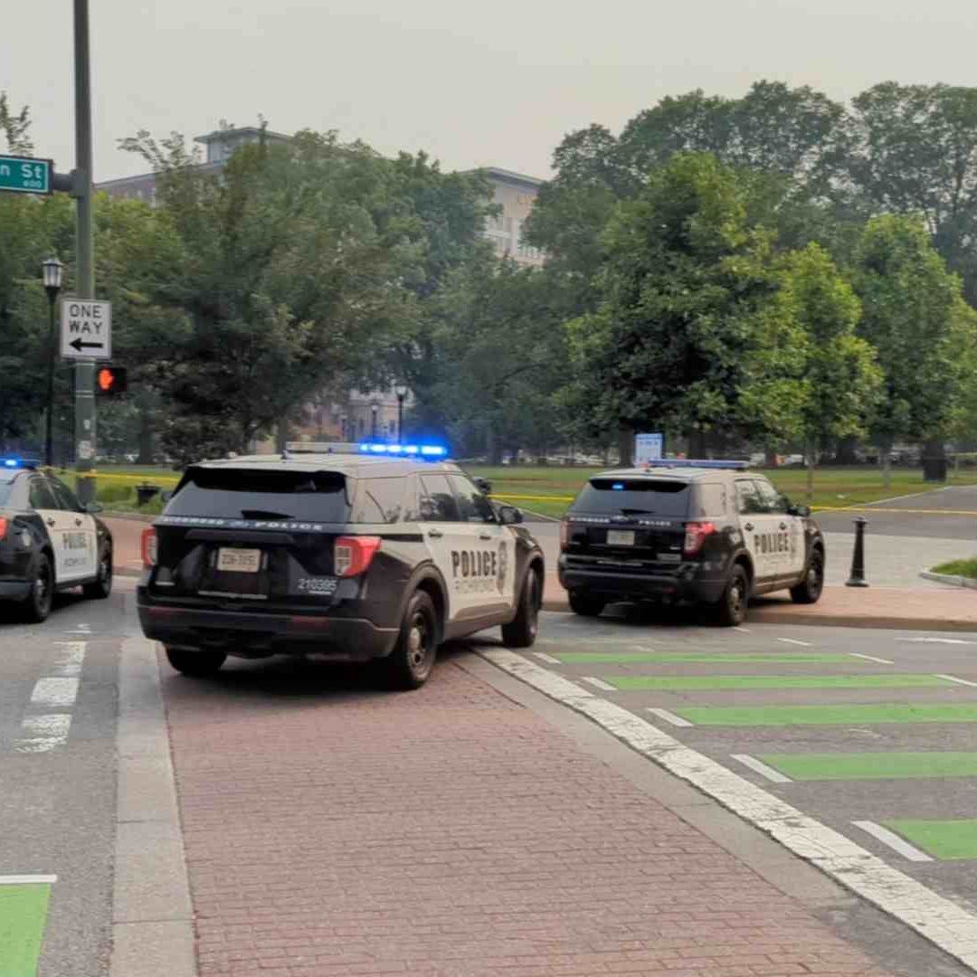 Patrullas acuden a la escuela de Richmond en la que ocurrió el ataque armado