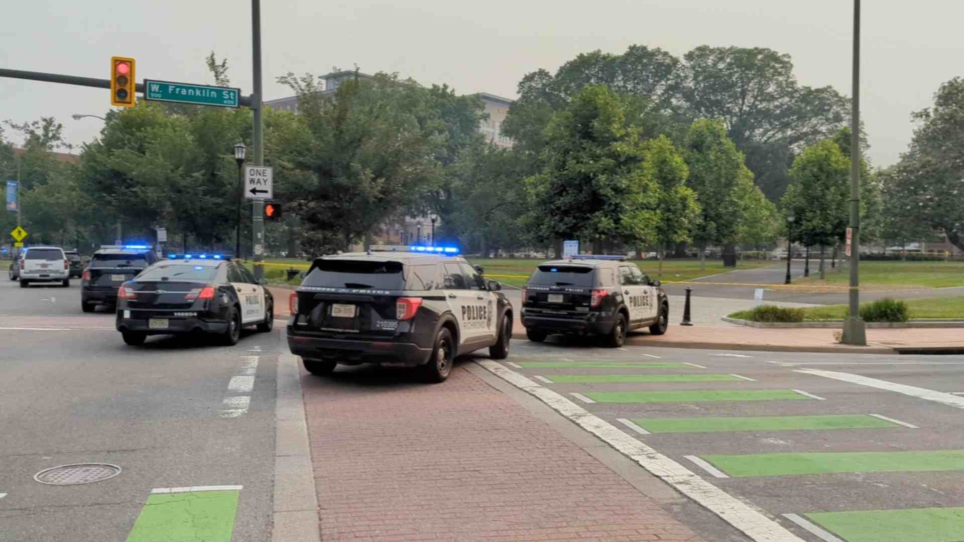 Patrullas acuden a la escuela de Richmond en la que ocurrió el ataque armado