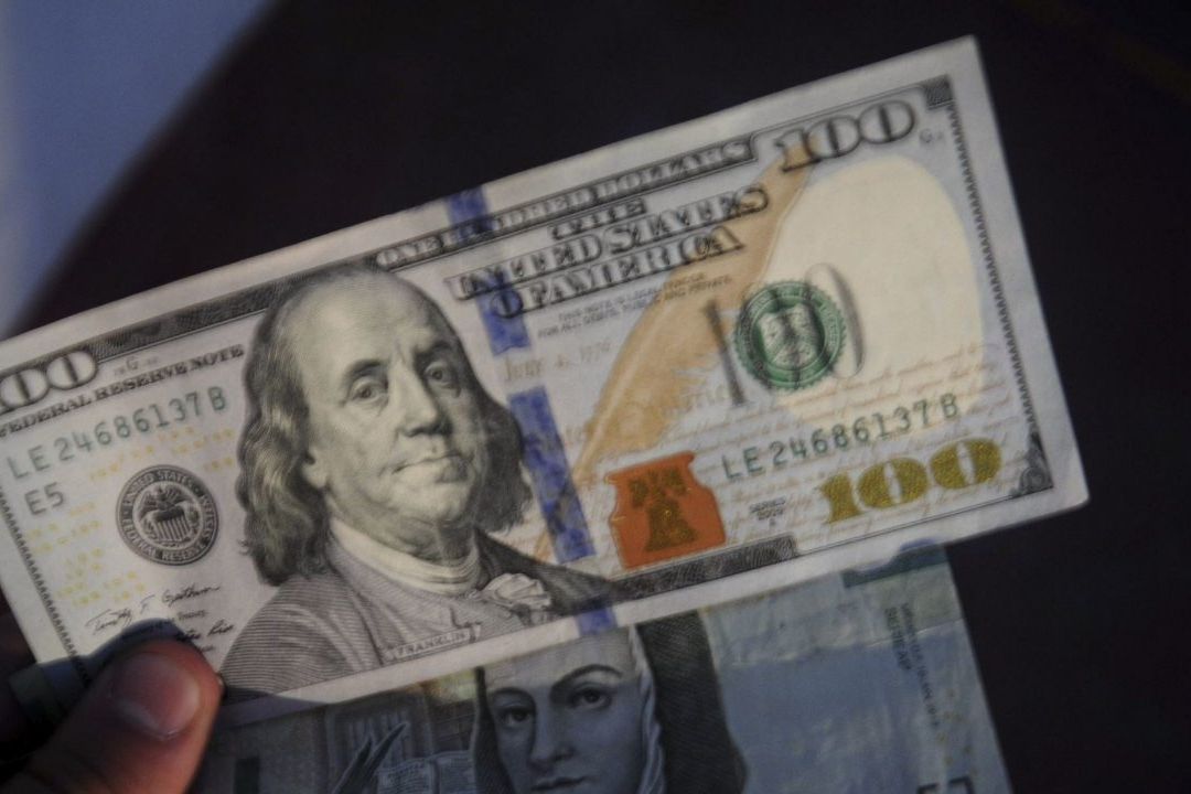 El peso mexicano cerró la sesión del martes, 6 de junio de 2023, con su cuarta apreciación al hilo, lo que impulsó al dólar hasta un mínimo histórico