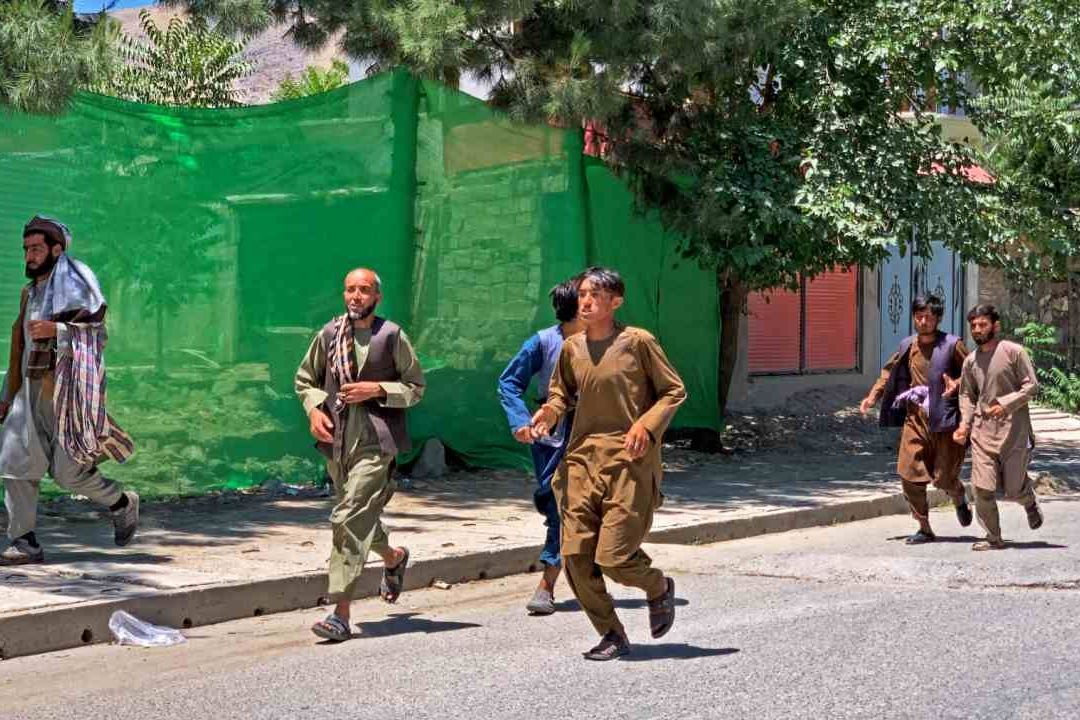 Explosión en mezquita en Afganistán deja al menos 10 muertos y 40 heridos