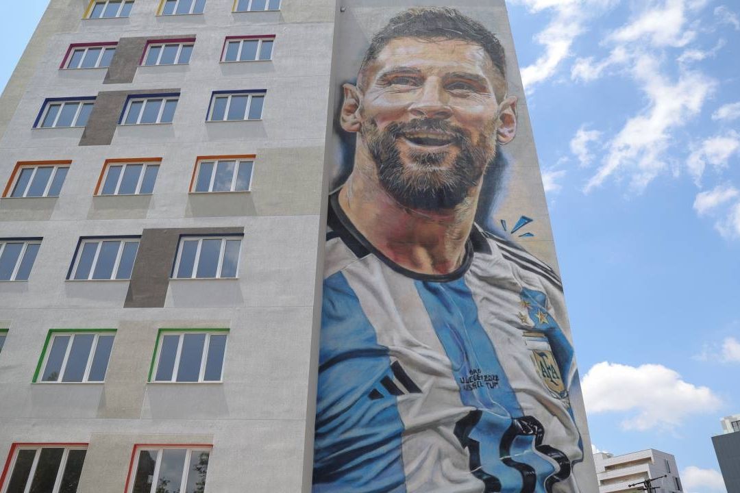 Pintan mural gigantesco de Messi en edificio en Tirana, Albania