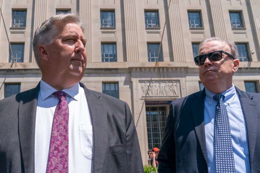 Dos abogados que representaban al expresidente de EUA, Donald Trump, renunciaron tras su imputación por el caso de documentos clasificados