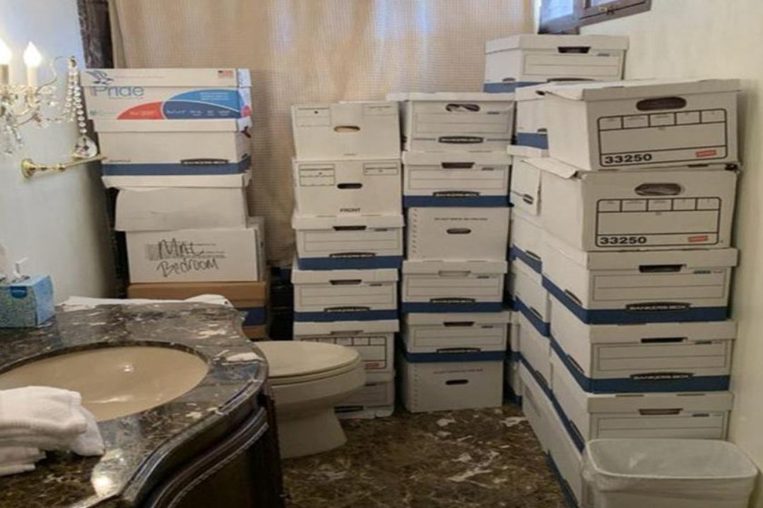 Documentos en cajas almacenadas en un baño de la propiedad Mar-a-Lago de Trump