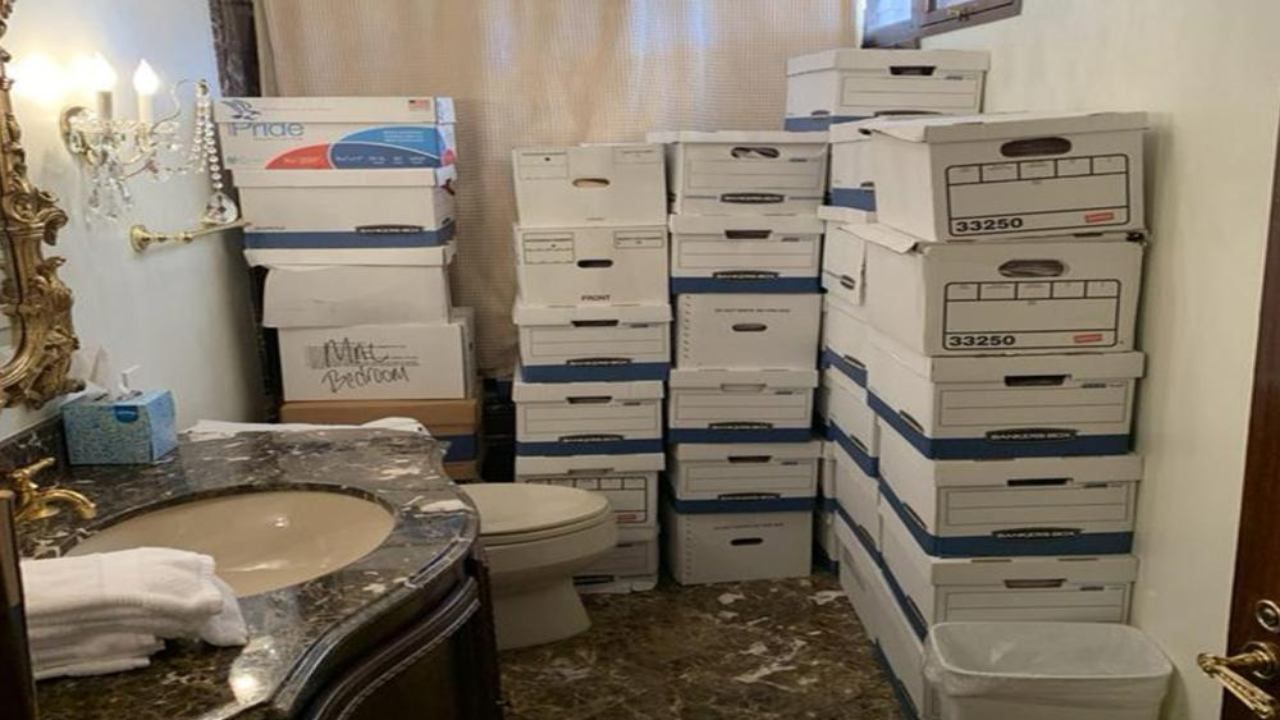 Documentos en cajas almacenadas en un baño de la propiedad Mar-a-Lago de Trump