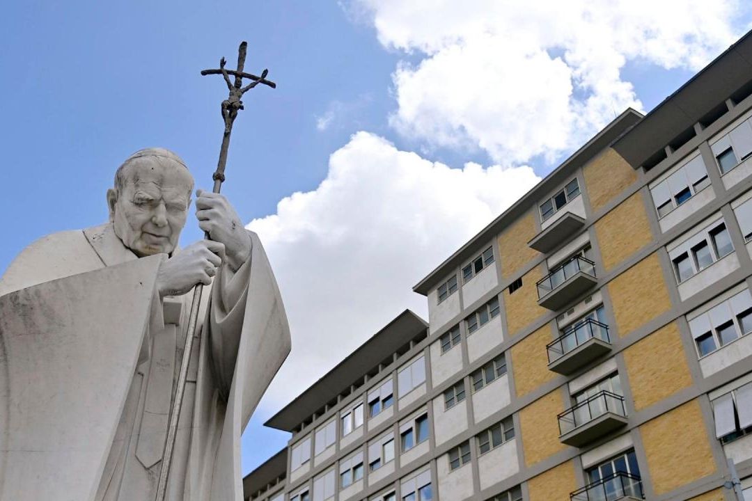 Después del postoperatorio del papa Francisco se sometió a fisioterapia