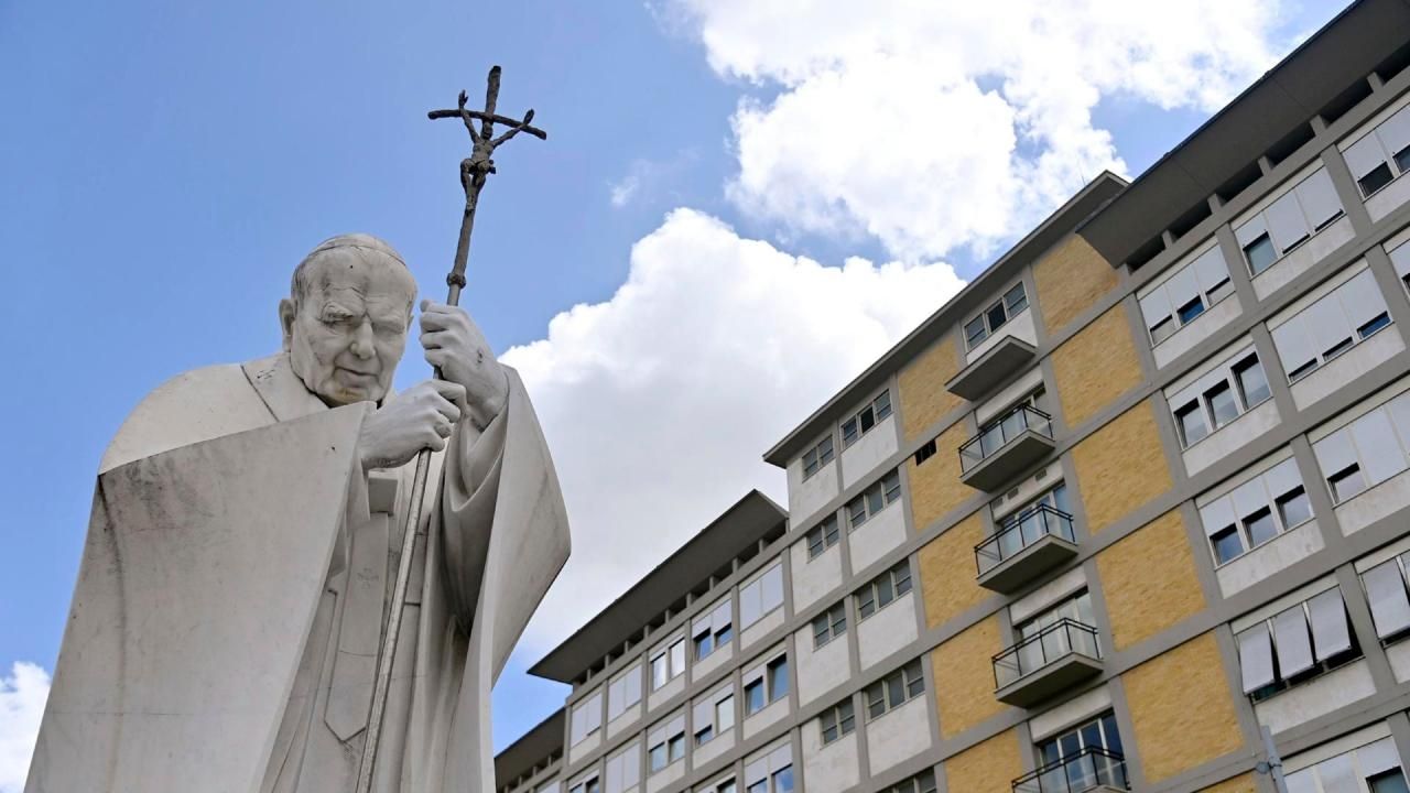 Después del postoperatorio del papa Francisco se sometió a fisioterapia