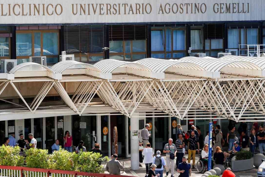 El Papa Continúa Mejorando y Trabaja en el Hospital