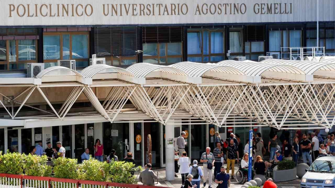El Papa Continúa Mejorando y Trabaja en el Hospital