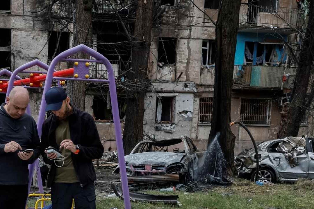 Ataque a ciudad natal de Zelenski, deja al menos 10 muertos
