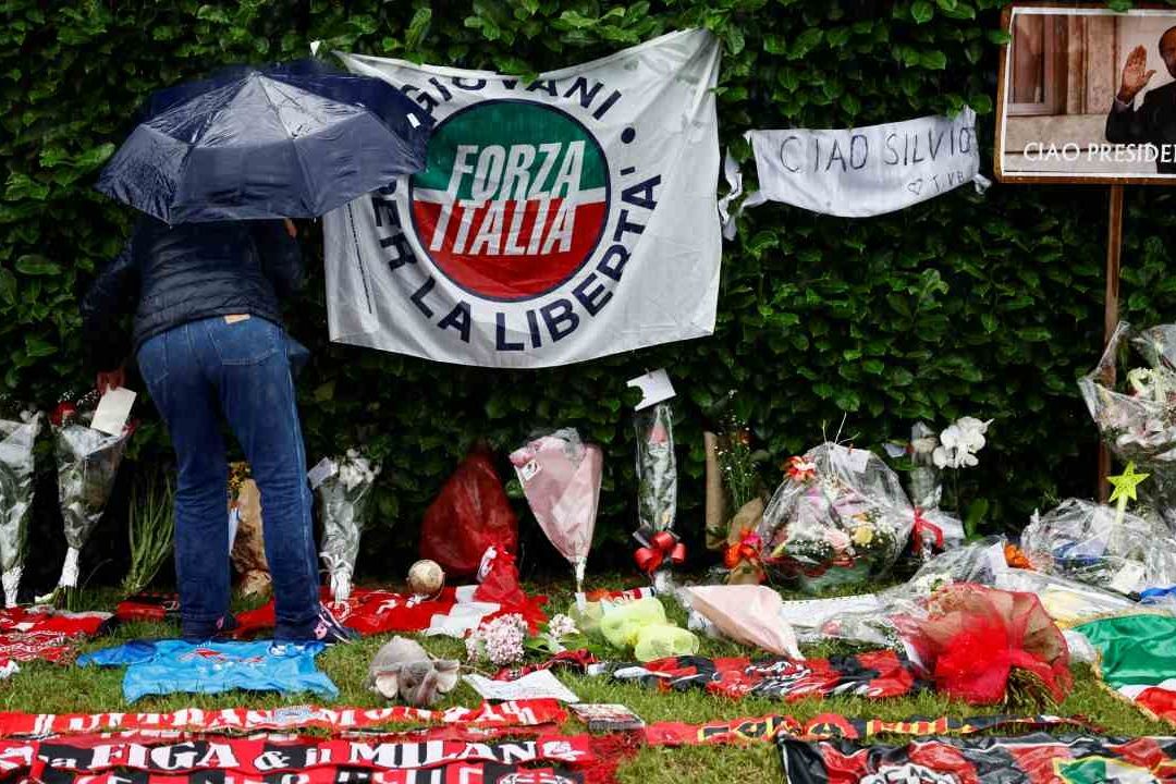 Seguidores de Berlusconi peregrinan a su mansión