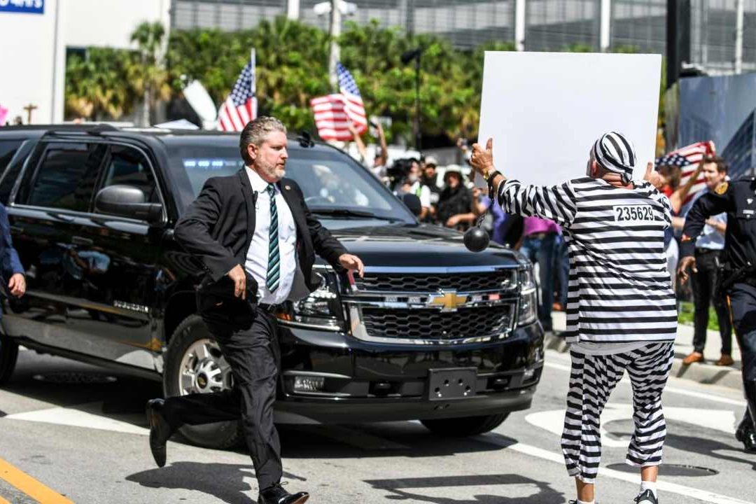 Hombre Detenido por Cruzarse contra Trump: "Valió la Pena"